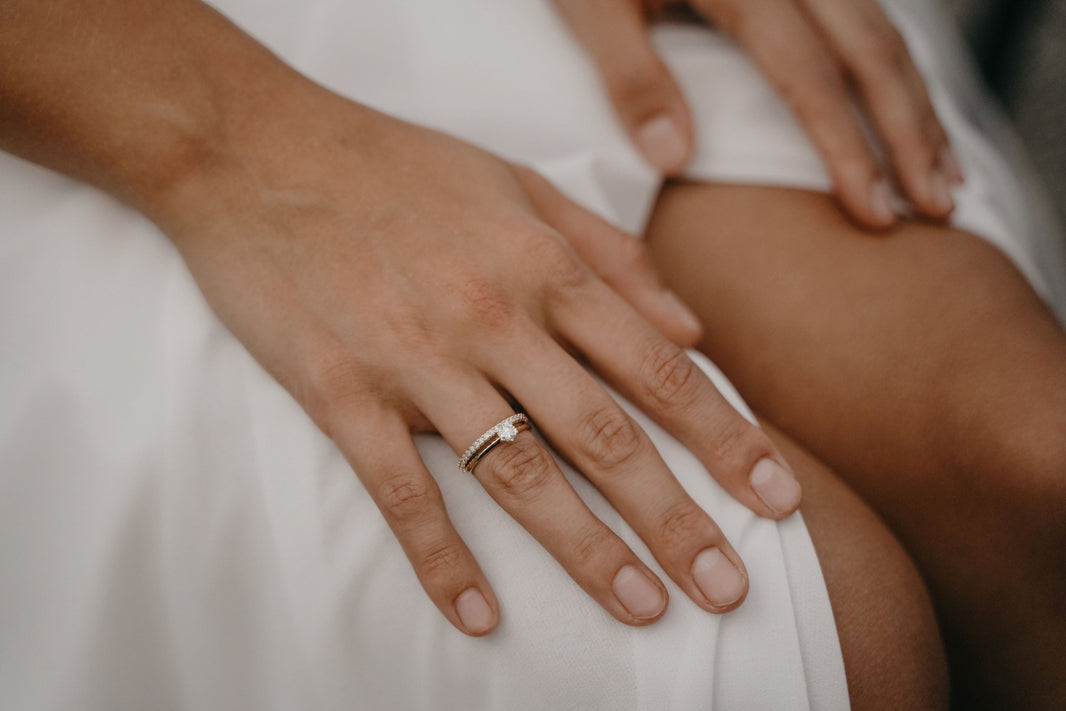 Zwei Eheringe auf einer Hand – Trauring-Traditionen weltweit im Überblick