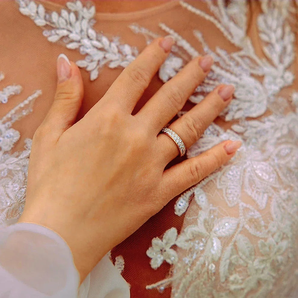 Zwei Trauringe aus Gelbgold nebeneinander – Trauring und Ehering im Vergleich bei Marrying München