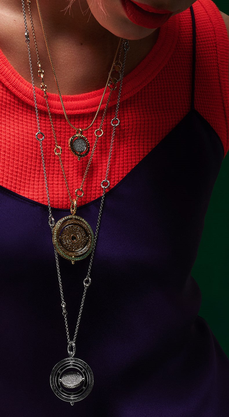 John Hardy Classic Chain Mondstein-Collier am Model – Layer-Look mit mehreren Sterling Silber Halsketten, lang getragen