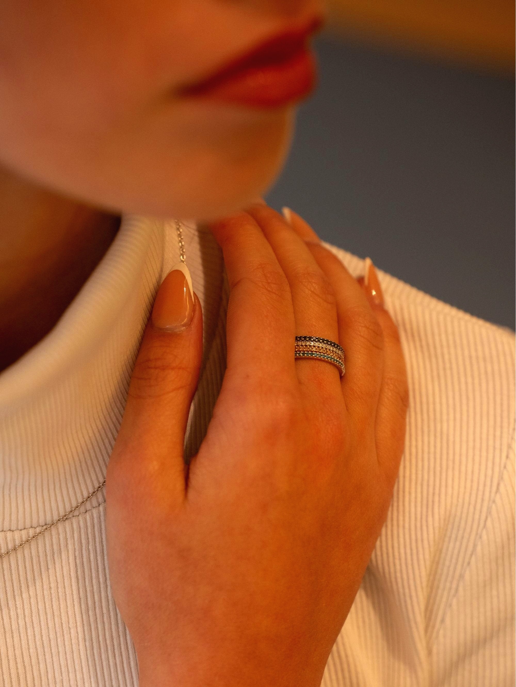 Memoireringe mit weißen, blauen, schwarzen und champagnerfarbenen Diamanten bei MARRYING in München
