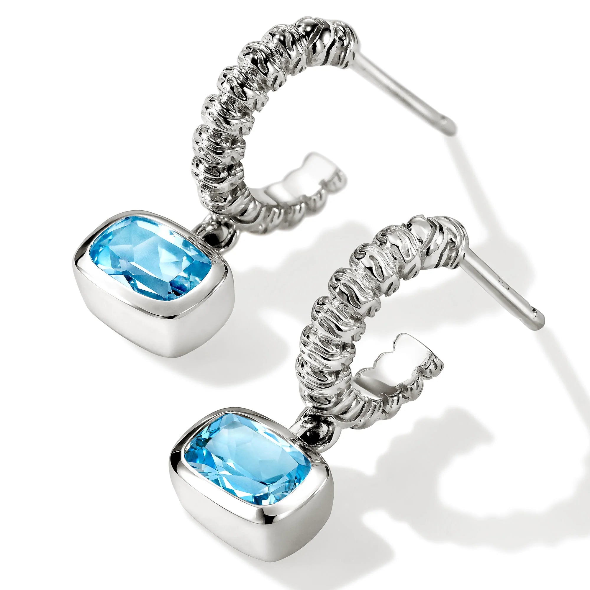 John Hardy Gem Topas Ohrringe Detailansicht – natürlicher Blauer Topas 6x4mm – MARRYING München