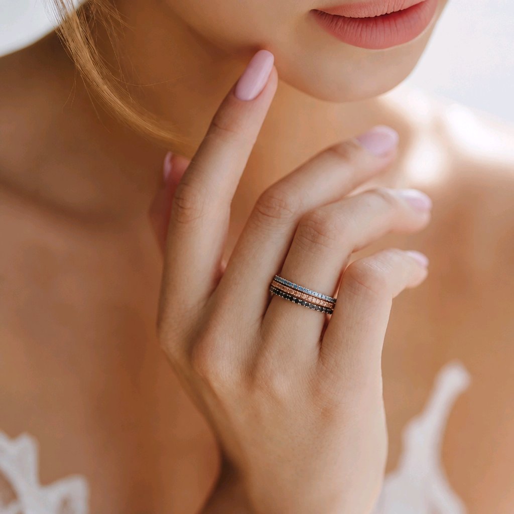 Diamantringe mit blauen, schwarzen und champagnerfarbenen Brillanten in Roségold, Weißgold und Platin