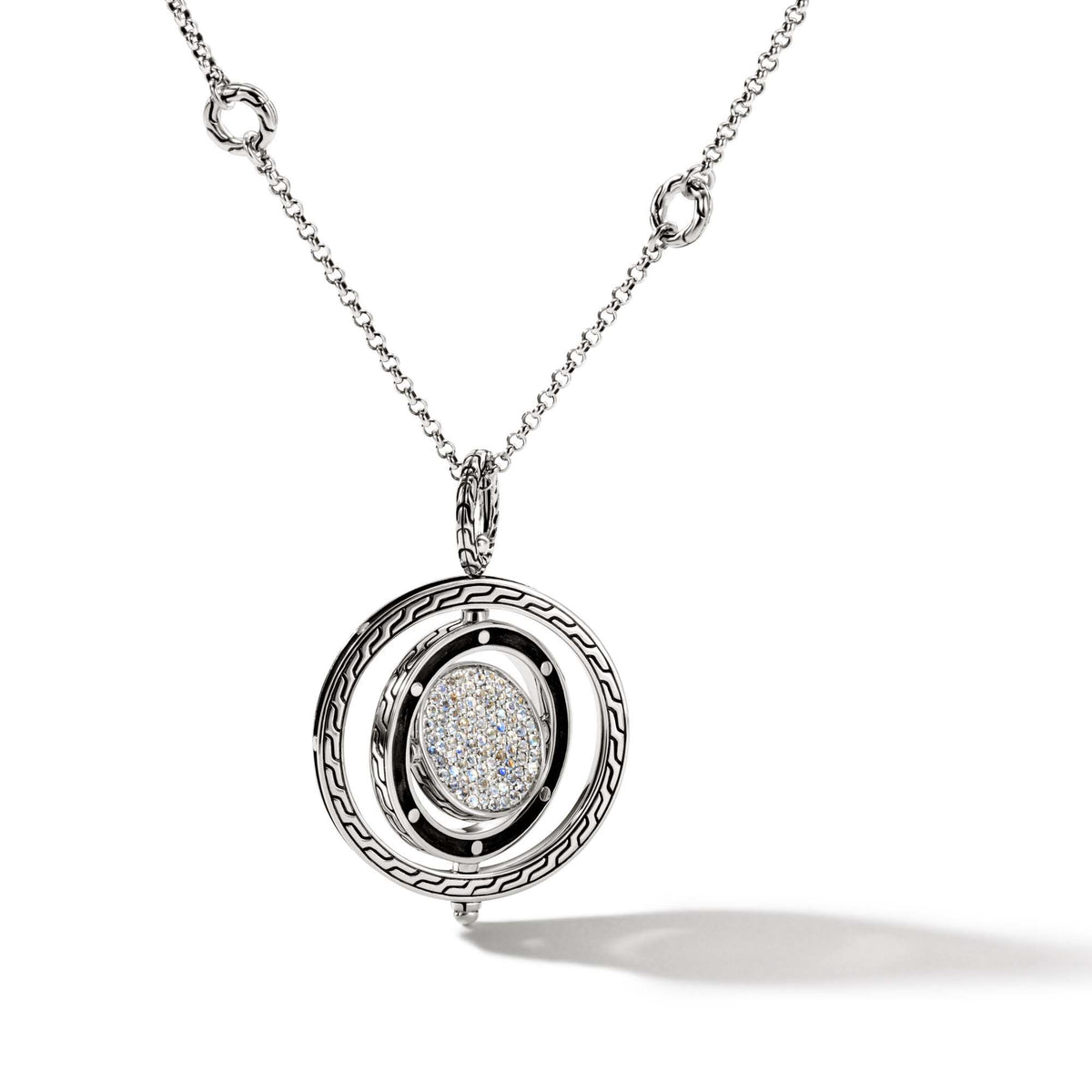 John Hardy Classic Chain Mondstein-Collier – Makrodetail des rotierenden Medaillons mit graviertem Chain-Motiv und Mondsteinen in Sterling Silber